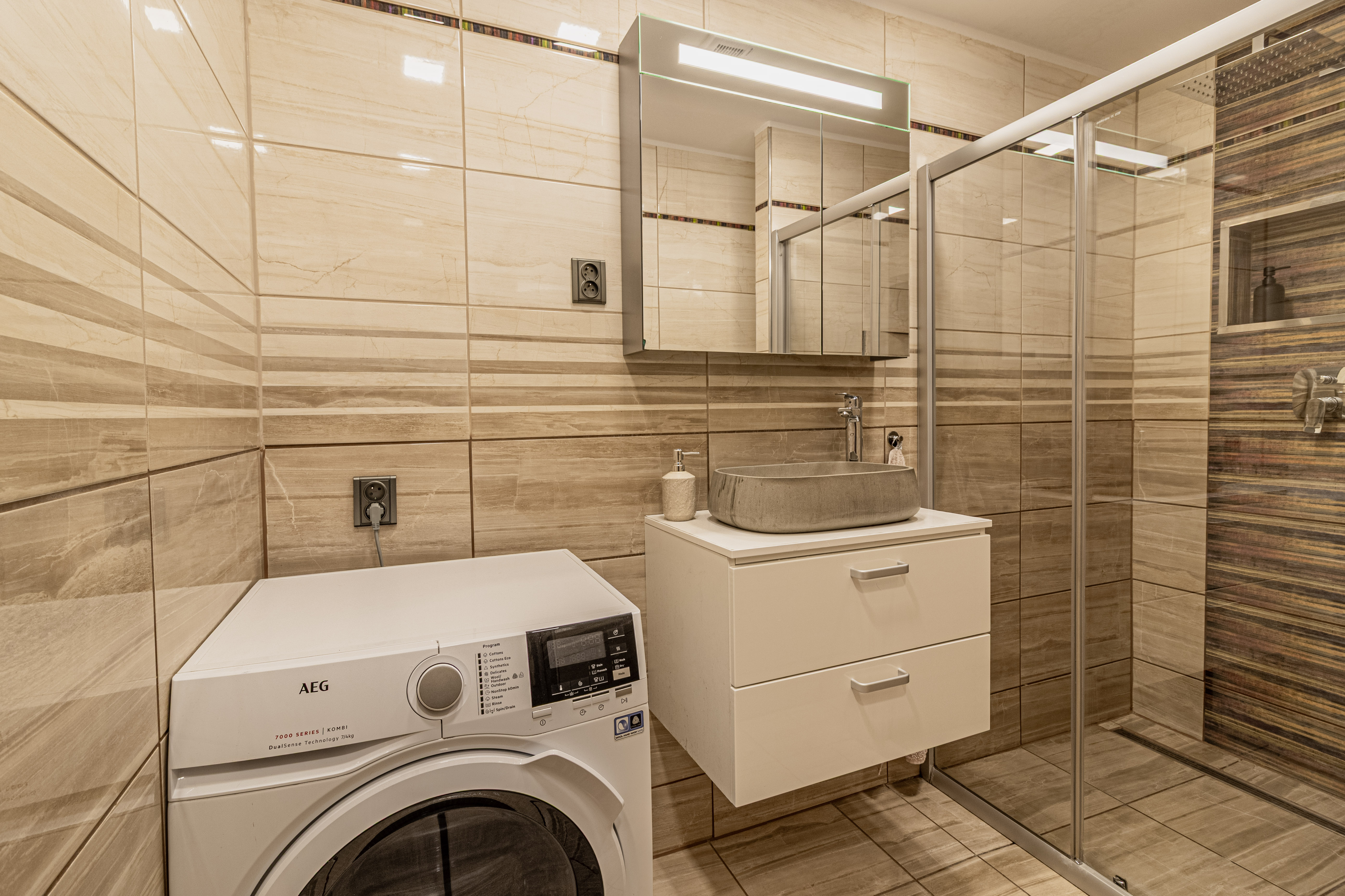 Designová koupelna s prosklenou sprchou