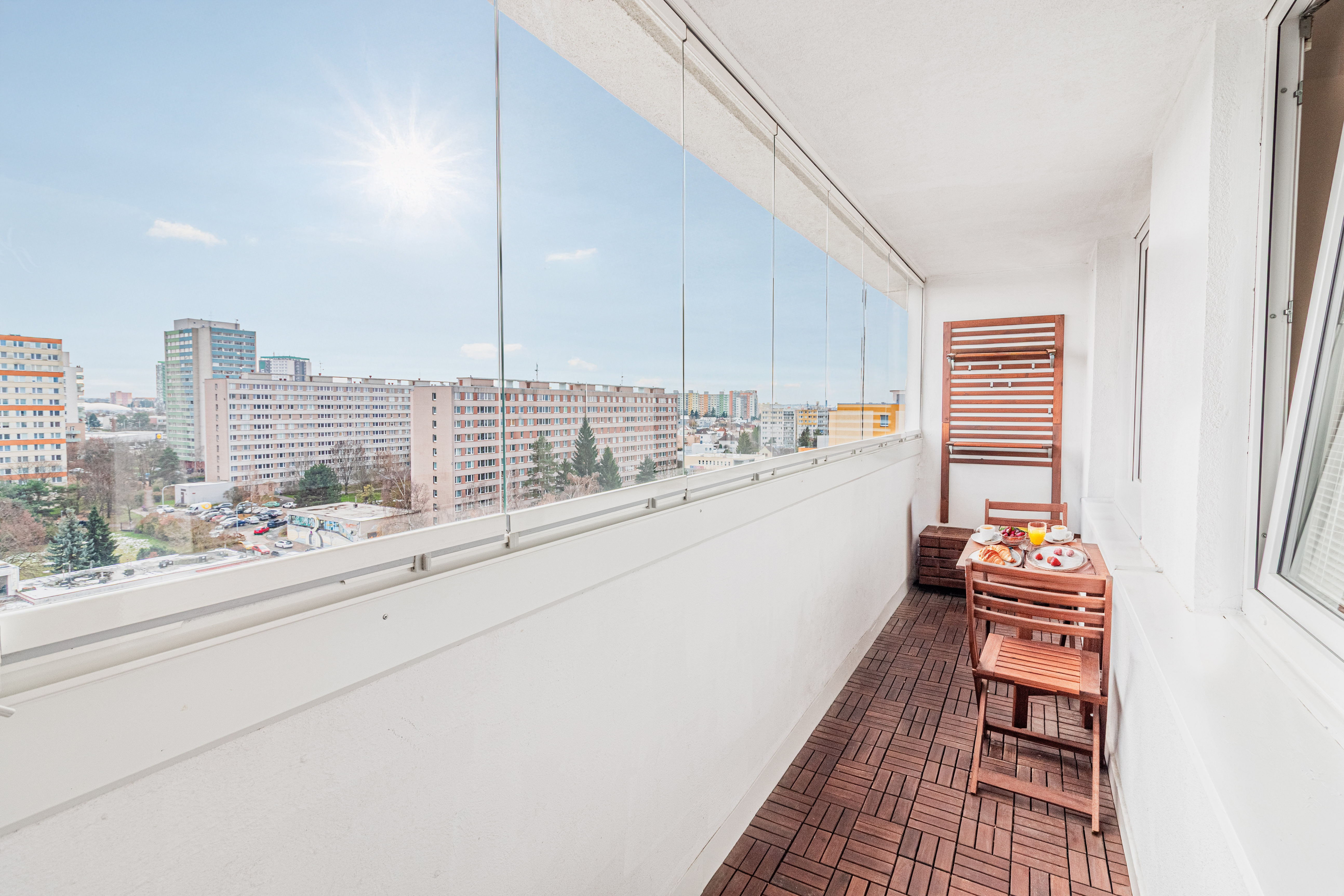 Klidná ložnice s přírodním světlem